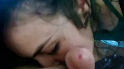 Dude knallt seinen riesigen Schlong auf Babes Gesicht, bevor deutsche fickfilme mit handlung sie daran saugt