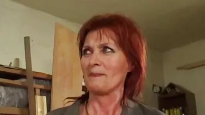 Busty Brunnete Beauty packt ihre Brüste vor besten deutschen pornos der Webcam