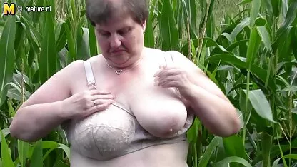 Fleischige Muschi Amateur Sachen Höschen deutscher pornofilm und reibt Klitoris