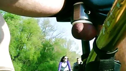 Junge Lesben teilen sich einen doppelseitigen Dildo in der deutsche pornovideos Sonne
