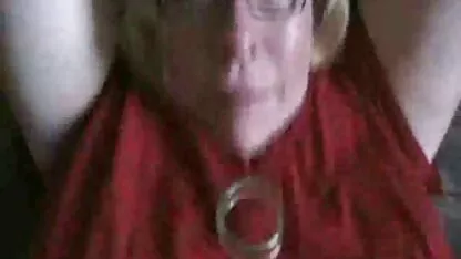 Die kostenlose deutsche pornovideos vollbusige Brünette mit Brille wird beim Masturbieren mit einem Spielzeug gefingert