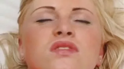 Schau gratis deutschepornos uns beim Ficken auf dem Sofa zu